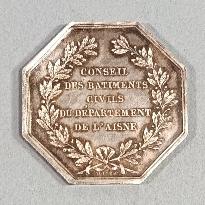 PETITE MEDAILLE OCTOGONALE EN ARGENT CONSEIL DES BATIMENTS CIVILS DU DEPARTEMENT DE L'AISNE PAR BARRE 1870-1900